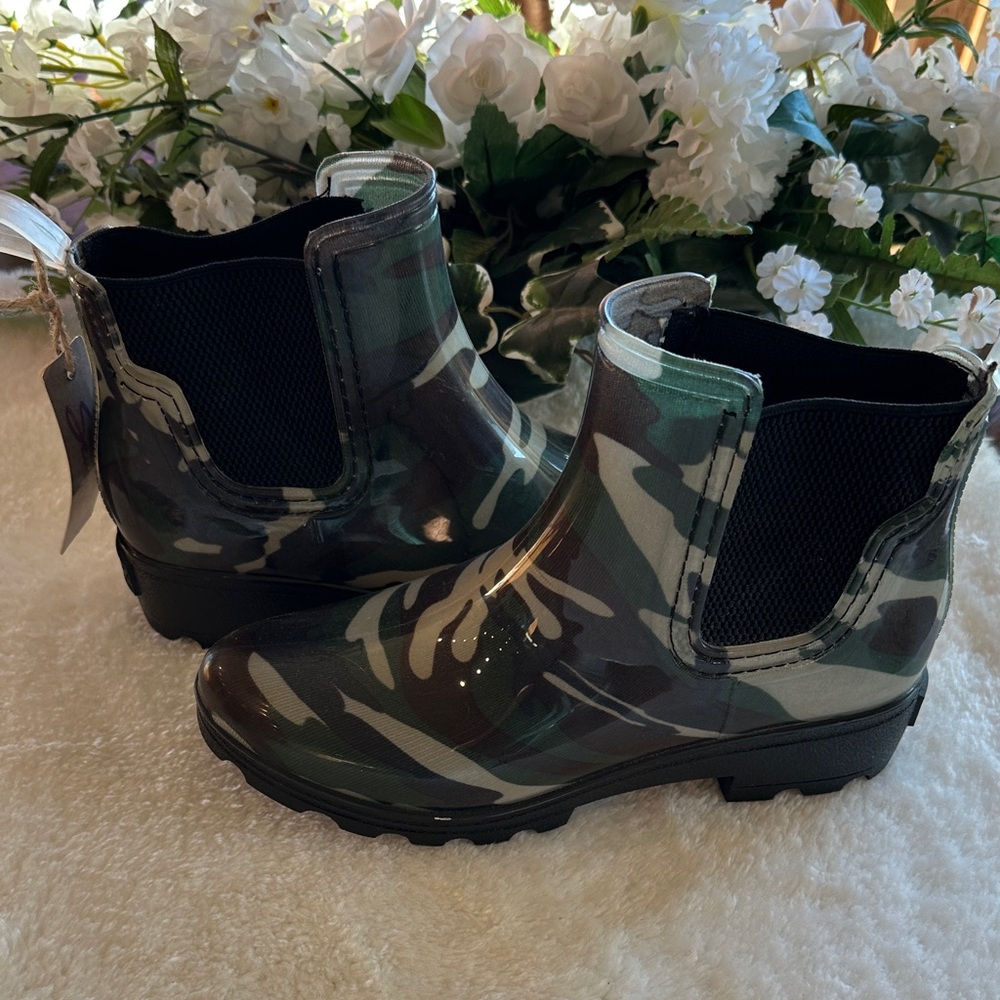 Nwt. Seven 7 camo boots